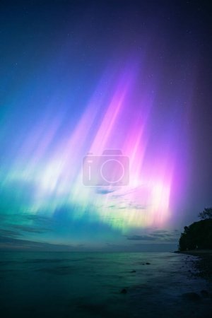 Erstaunliche Nordlichter über der Ostsee in Deutschland. Hochwertiges Foto