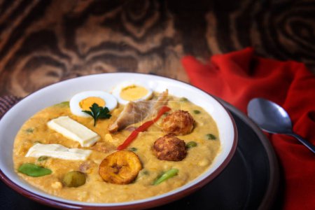 Fanesca-Suppe, ein traditionelles ecuadorianisches Gericht, das während der Karwoche mit Hülsenfrüchten zubereitet wird. Hochwertiges Foto