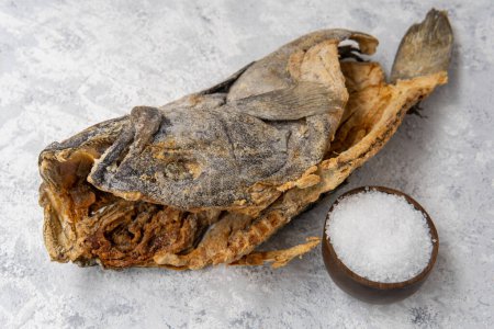 Téléchargez les photos : Salted fish with sea salt on a light background - en image libre de droit