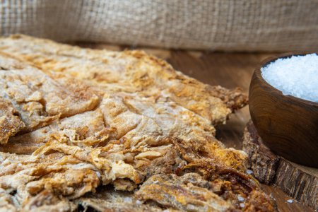 Téléchargez les photos : Close-up of salted cod next to grains of salt. Ingredient for fanesca, traditional food from Ecuador - en image libre de droit