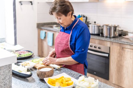 Téléchargez les photos : Senior Woman Cooking in the Kitchen. High quality photo - en image libre de droit