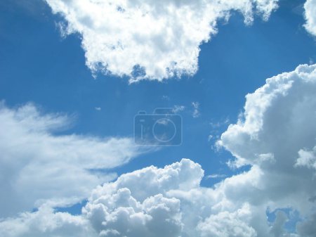 blauer Sommerhimmel mit weißen Kumuluswolken.