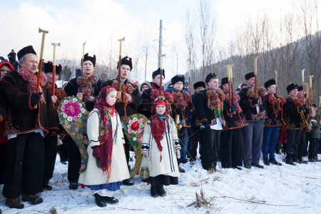 Téléchargez les photos : Célébration traditionnelle de Noël dans le village ukrainien des hautes terres de Kryvorivnia. Hutsuls dans des vêtements ethniques traditionnels.Instruments de musique folkloriques. Fête de l'Épiphanie. Noël carol. - en image libre de droit
