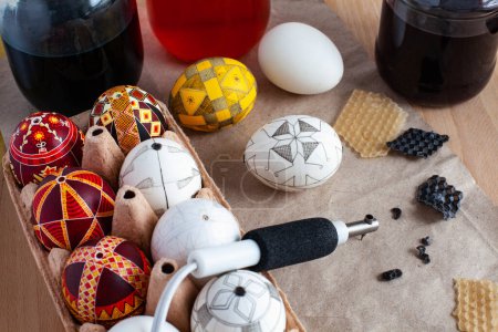 Téléchargez les photos : The process of creating Ukrainian Easter eggs, eggs, beewax, dyes and an electric kistka - en image libre de droit