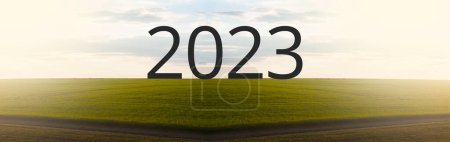 Téléchargez les photos : 2023 ans. Champ vert et ciel bleu. Plans pour 2023 - en image libre de droit