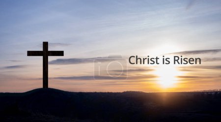 Kreuz. Kreuzigung auf dem Berg vor dem Hintergrund des Sonnenuntergangs. Vergebung der Sünden und Reue. Gottes Liebe auf Golgatha. Ostern. Christus ist auferstanden!
