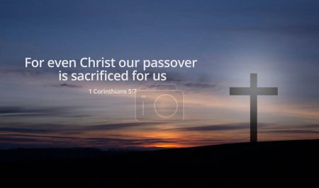 Kreuz. Kreuzigung auf dem Hintergrund des Himmels und Sonnenuntergangs. Ostern. Kalvarienberg. Denn auch Christus, unser Passah, wird für uns geopfert: 1. Korinther 5,7
