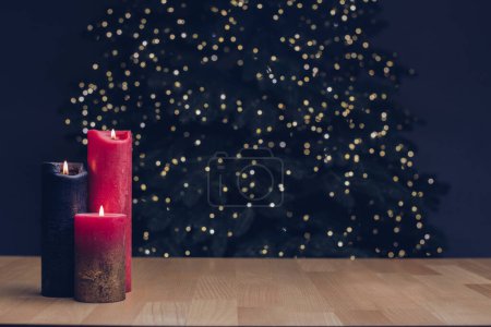 Téléchargez les photos : Les bougies brûlent. Sur le fond de l'arbre de Noël. Lumière des guirlandes. Bonne année et Noël. - en image libre de droit