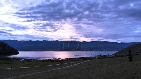 Foto de Puesta de sol en el lago Baikal. Siberia foto de la noche de verano. - Imagen libre de derechos