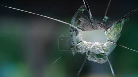Foto de Textura de vidrio roto. Macro plano de roto roto cristal de la ventana fondo abstracto. Agujero de bala en un pedazo de vidrio roto. - Imagen libre de derechos
