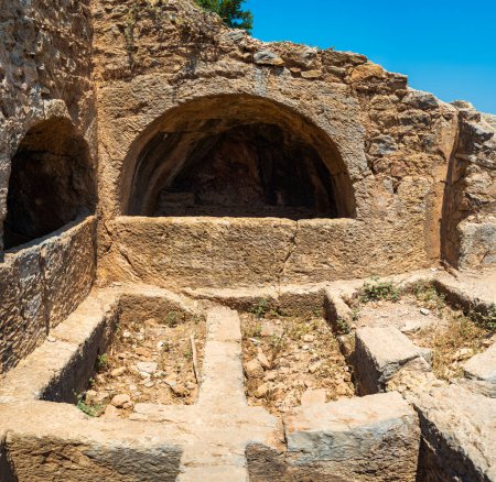 Téléchargez les photos : La Grotte des Sept Dormeurs est située sur le Mont Pion, près d'Ephèse et est le site de nombreux mythes religieux différents. Selcuk, Izmir, Turquie - en image libre de droit