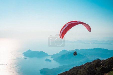 Foto de Parapente volando en la playa de Oludeniz en Fethiye, Mugla. Destino de viaje. Concepto de verano y vacaciones. - Imagen libre de derechos