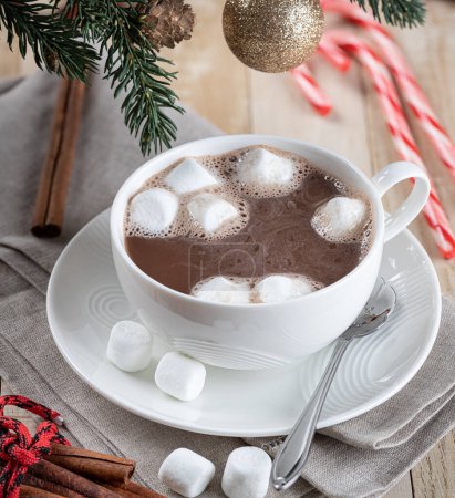 Téléchargez les photos : Coupe de chocolat chaud avec guimauves sur une table en bois avec décorations de Noël - en image libre de droit