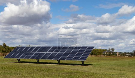Foto de Paneles solares para la generación de electricidad en zonas rurales con cielo parcialmente nublado - Imagen libre de derechos