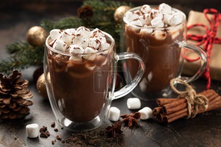 Téléchargez les photos : Deux tasses de chocolat chaud et de guimauves avec fond de vacances - en image libre de droit