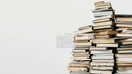 Ein Stapel ungeordneter Bücher stapelt sich hoch auf einem weißen Hintergrund Illustration von generative ai