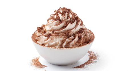 Crema batida con cacao en polvo en un bol blanco sobre un fondo blanco.