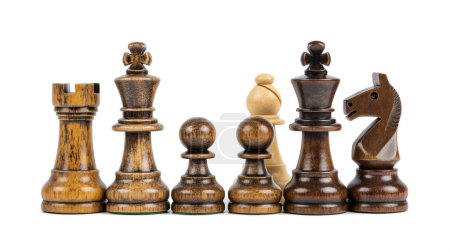 Schachfiguren in einer Reihe, mit hellem und dunklem Holz, isoliert auf Weiß. Illustration von generative ai