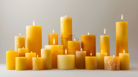 Verschiedene Größen von brennenden gelben Kerzen gruppierten sich und schufen eine warme Atmosphäre. Illustration von generative ai