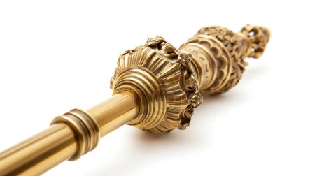 Ein kunstvolles goldenes Zepter mit komplizierten Details, das Macht und Königtum symbolisiert.