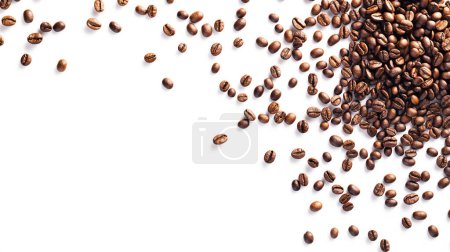 Foto de Granos de café tostados esparcidos sobre un fondo blanco con espacio abundante. - Imagen libre de derechos