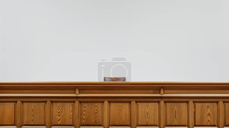 Téléchargez les photos : Une chaise en cuir marron jetant un coup d'oeil sur une barrière de salle d'audience en bois contre un mur blanc uni. - en image libre de droit