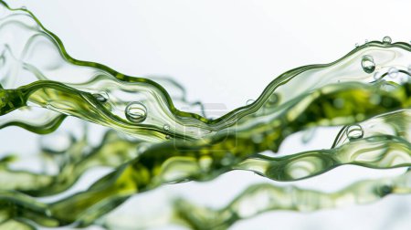 Ondas líquidas verdes transparentes con refracción de la luz y burbujas flotantes, primer plano.