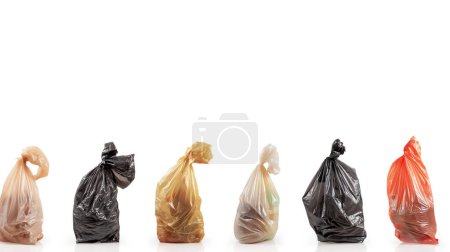 Rangée de sacs à ordures attachés de différentes couleurs sur un fond blanc, suggérant la gestion des déchets.