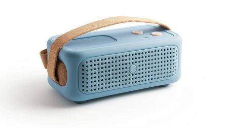 Tragbarer blauer Bluetooth-Lautsprecher mit braunem Schlaufe auf weißem Hintergrund.