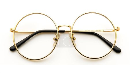 Goldumrandete Brille mit klaren Gläsern auf weißem Hintergrund.