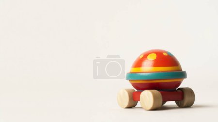 Colorido coche de juguete de madera con una tapa redonda sobre un fondo blanco.