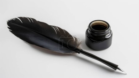 Foto de Pluma de pluma junto a una botella de tinta abierta en una superficie blanca. - Imagen libre de derechos