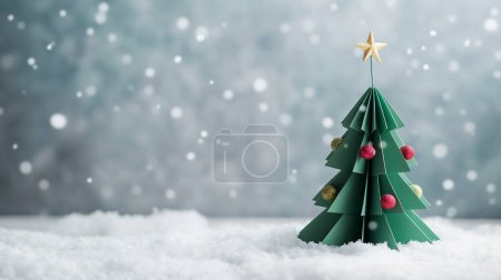 Origami-Weihnachtsbaum mit einem goldenen Stern und roten Kugeln auf schneebedecktem Hintergrund.