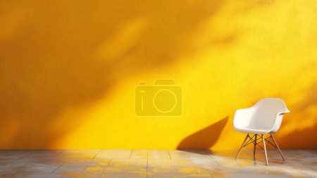 Moderner weißer Stuhl vor einer lebhaften gelben Wand mit Sonnenlicht, das sanfte Schatten wirft.