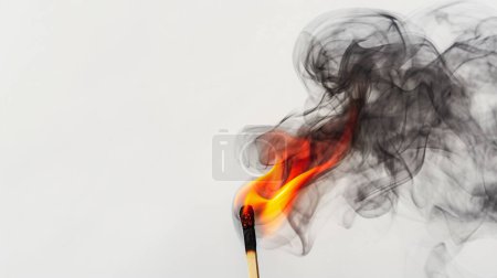 Ein Streichholz entzündet sich, seine Flamme und wirbelnder Rauch werden vor einem schroffen weißen Hintergrund eingefangen und unterstreichen den Moment der Verbrennung.