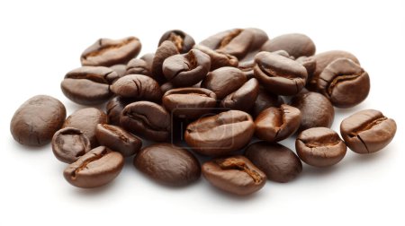 Foto de Primer plano de granos de café marrones ricos aislados sobre un fondo blanco, destacando su textura brillante y formas únicas. - Imagen libre de derechos