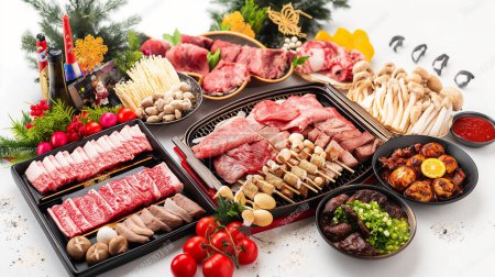 Un décor de table festive avec un éventail de yakiniku japonais magnifiquement arrangés ; diverses coupes de viandes, de champignons et de garnitures traditionnelles créent une scène culinaire vibrante.