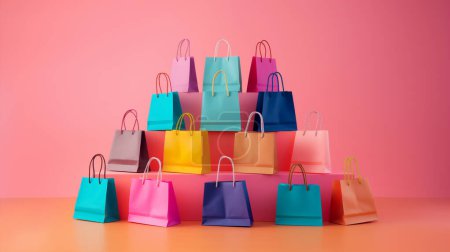 Bunte Einkaufstaschen reihenweise auf leuchtend rosa Hintergrund angeordnet, schaffen ein fröhliches Shopping-Thema.