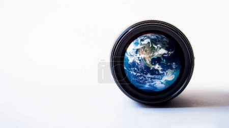 La Tierra representada dentro de una lente de cámara sobre un fondo blanco, simbolizando el enfoque y la perspectiva en nuestro planeta.