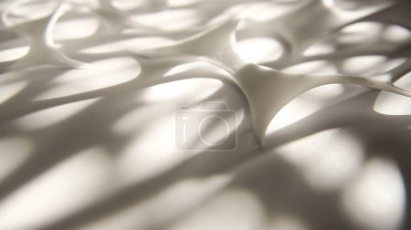 Abstrakte Nahaufnahme aus weißem Material, das mit Schatten gestreckt ist, wodurch ein zartes und kompliziertes Muster entsteht.