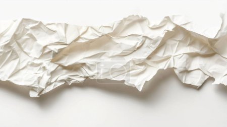 Papier blanc froissé créant des plis abstraits et des ombres sur un fond uni.