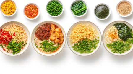 Vier Schalen Ramen mit verschiedenen Belägen wie grüne Zwiebeln, Bok Choy, Mais und würzigen Zutaten auf weißem Hintergrund.