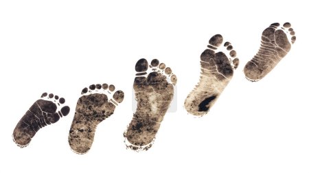 Fünf schlammige Fußabdrücke unterschiedlicher Größe sind diagonal auf weißem Hintergrund angeordnet und symbolisieren Wachstum und Reise..