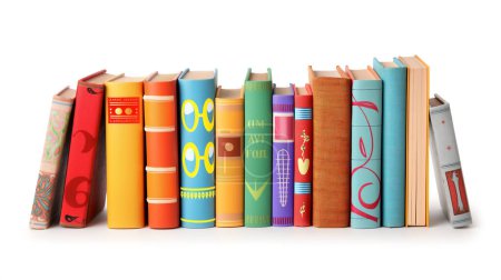 Eine Reihe bunter, dekorativer Bücher mit einzigartigen Mustern und Mustern, aufrecht stehend auf weißem Hintergrund.