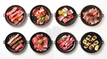 Acht Teller mit verschiedenen rohen Fleisch- und Gemüsesorten zum Grillen, präsentiert in schwarzen Grillpfannen.
