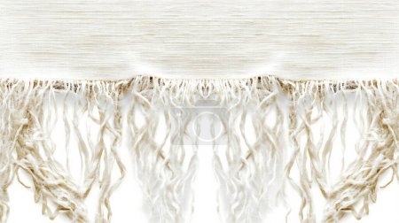 Tejido blanco con flecos largos y deshilachados, creando un borde texturizado elegante y suave.