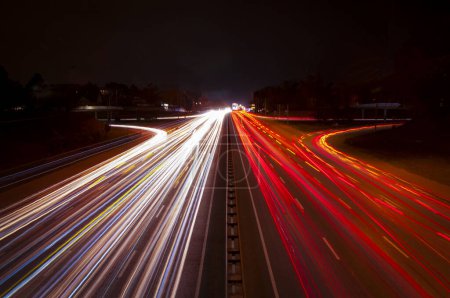 Foto de Senderos de semáforo en la carretera por la noche - Imagen libre de derechos