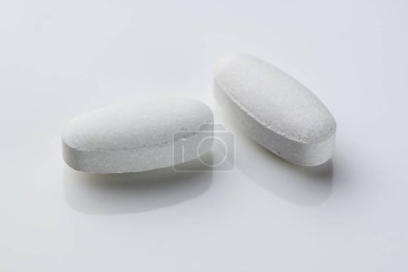 Foto de Vitaminas en tabletas sobre un fondo blanco - Imagen libre de derechos
