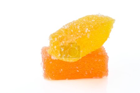 Foto de Mermelada apetitosa multicolor sobre un fondo blanco 7 - Imagen libre de derechos