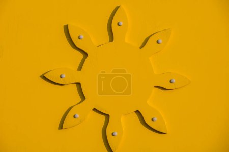 Téléchargez les photos : Flocons de neige jaunes sur fond jaune - en image libre de droit